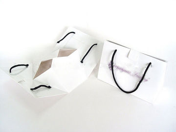 La coutume a imprimé les sacs de transporteur de papier réutilisés uniques pour des achats